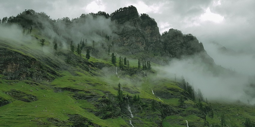 Manali is one of the best places to visit in winter near Delhi for adventure seekers.