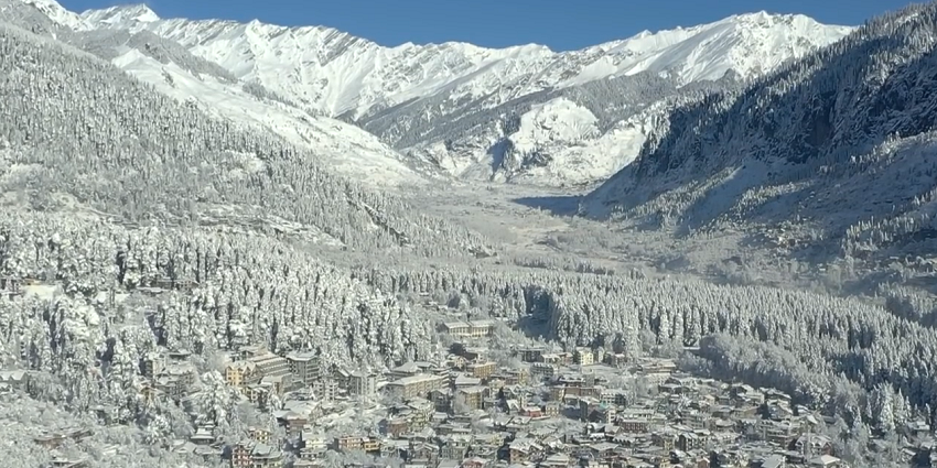 Explore the awe -inspiring views of Manali while Dobhi paragliding in Himachal Pradesh.