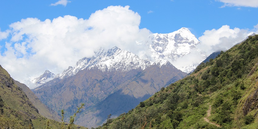 A person trekking in the Manaslu Circuit, one of the best Himalaya Base camp treks.
