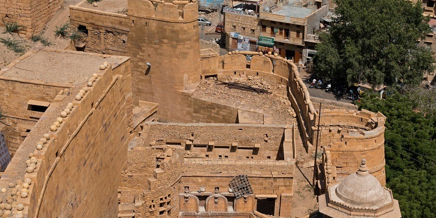 The ancient walls of Mandalgarh Fort, one of the top tourist attractions near Bhilwara.