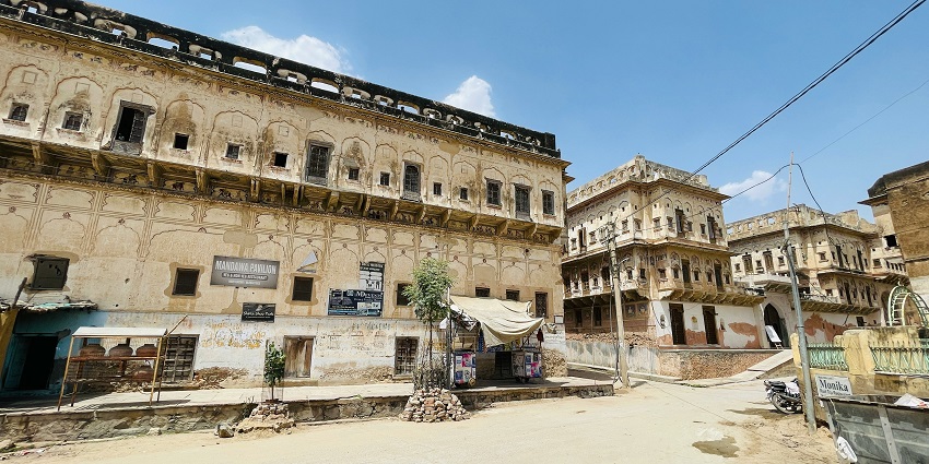 Historical buildings in Mandawa, one of the best places to visit near Laxmangarh Fort.