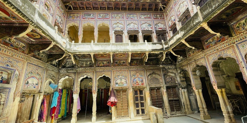 Mandawa showcases havelis with frescoes, reflecting Rajasthan's rich artistic traditions.