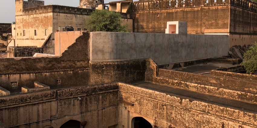 A grand view of Mandawa Fort showcasing its traditional Rajasthani architecture