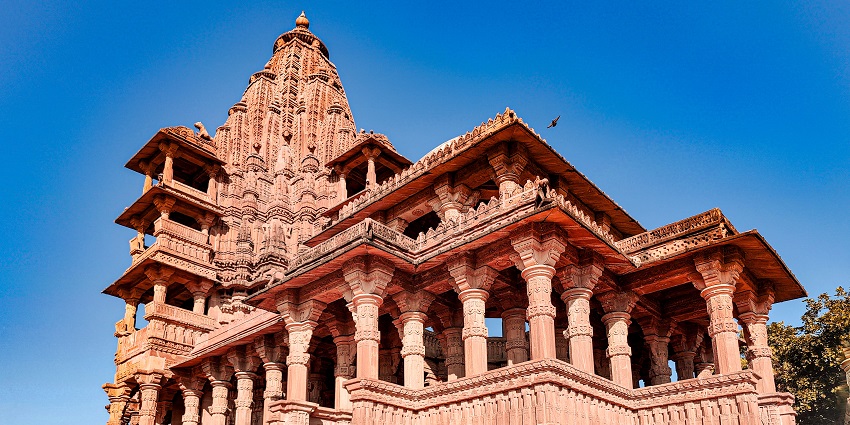 Mandore Gardens showcases Marwar royal memorials, gardens, fountains, and heroes.