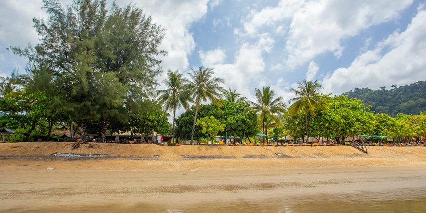 Mandvi Beach is a perfect spot for tourists for relaxing, or indulging in water sports.