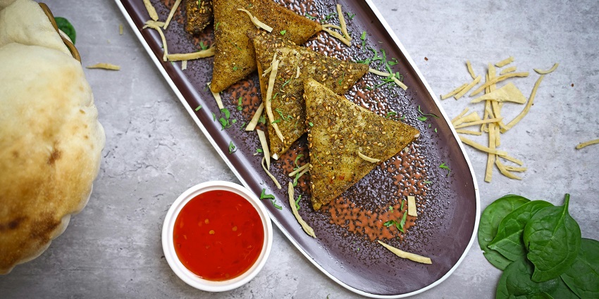 Pipping hot amosas being served with red chilli chutney, one of the best foods in Vadodra