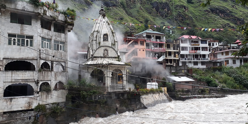 Manikaran Gurudwara attracts a lot of tourists due to its spectacular surroundings.