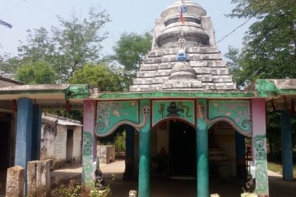 A mesmerising view of a temple in Odisha with white architecture during the day.