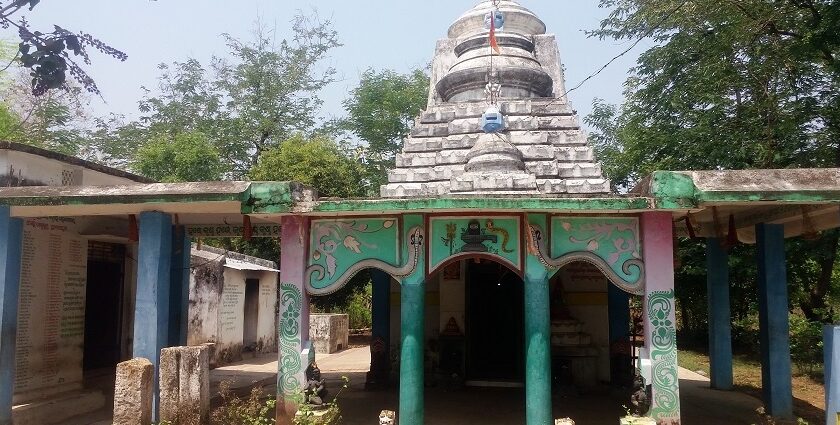 A mesmerising view of a temple in Odisha with white architecture during the day.