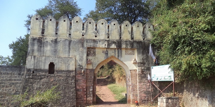 Famous Chandrapur tourist places like Manikgad Fort offer views showing hills, valleys, and ruins.