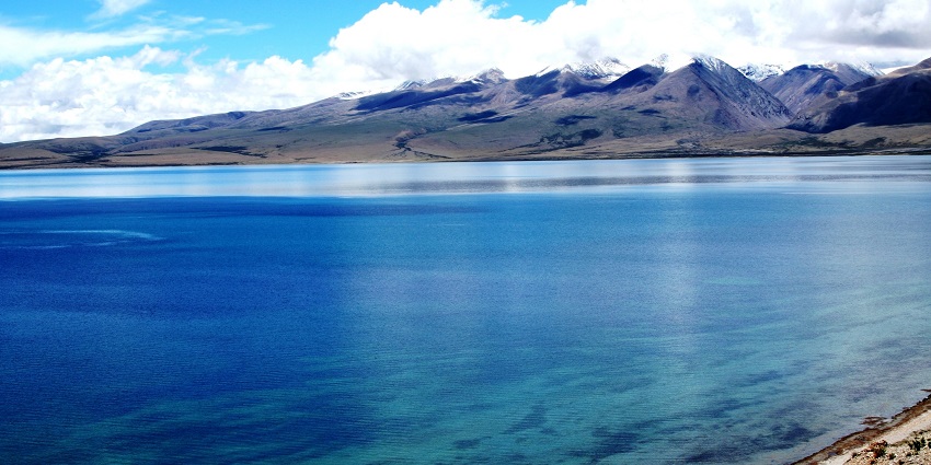 The picturesque Mansarovar Lake is one of the best places to visit near Ranthambore.