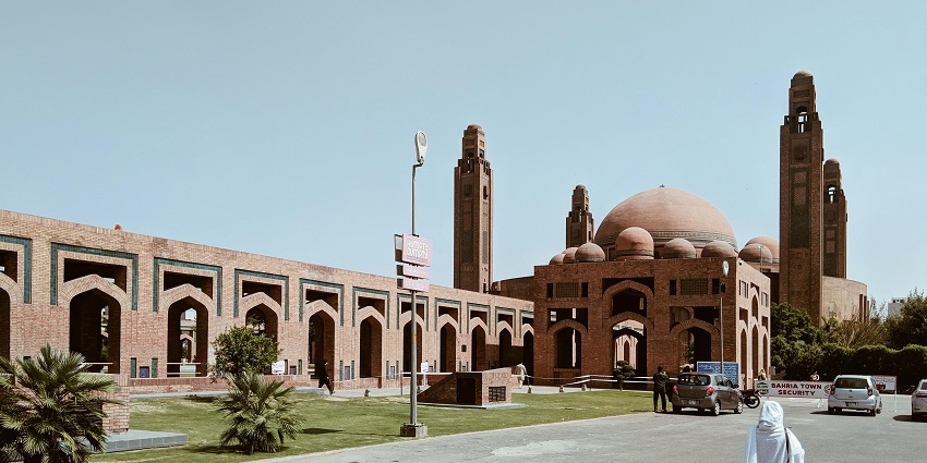 A majestic mosque with a dome-shaped design, among famous mosques in Jaipur.