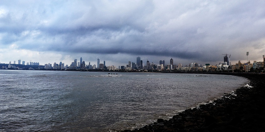 A scenic view of Marine Drive, one of the top places to visit near Siddhivinayak Temple.
