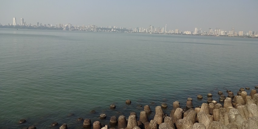 Places to visit in Bandra for couples feature Marine Drive offering vibrant food stalls
