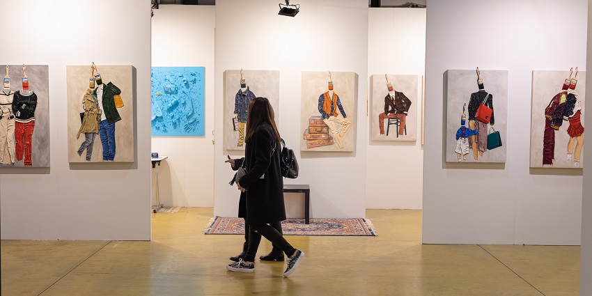 Beautiful view of a gallery showcasing contemporary artworks and sculptures