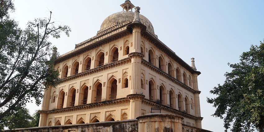 A side view of Fateh Jang Gumbad in Alwar, showcasing its grand Mughal-style architecture.