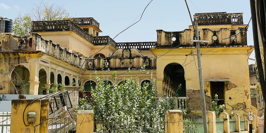 Walking through the Jhunjhunwala Golden Haveli is one of the best things to do in Mandawa.