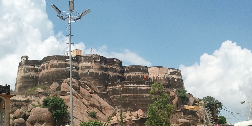 A frontal view of a fort in Sikar with tall walls visible and huge rocks placed all around