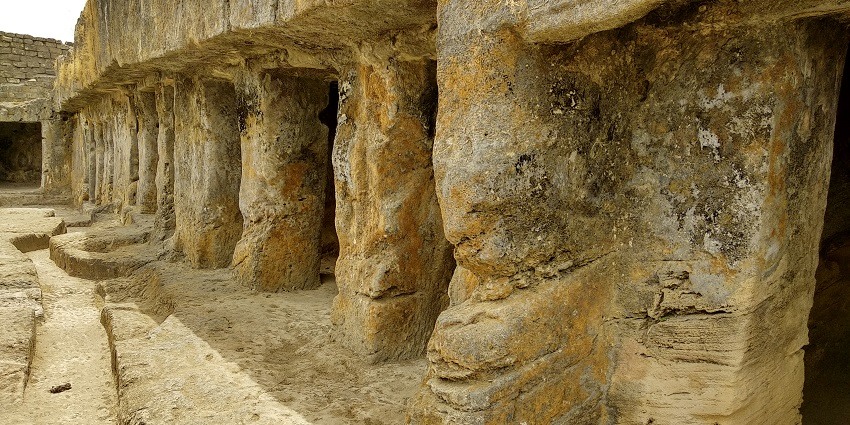 The exquisite intricate carvings inside the Bavapyara Caves are worth exploring.