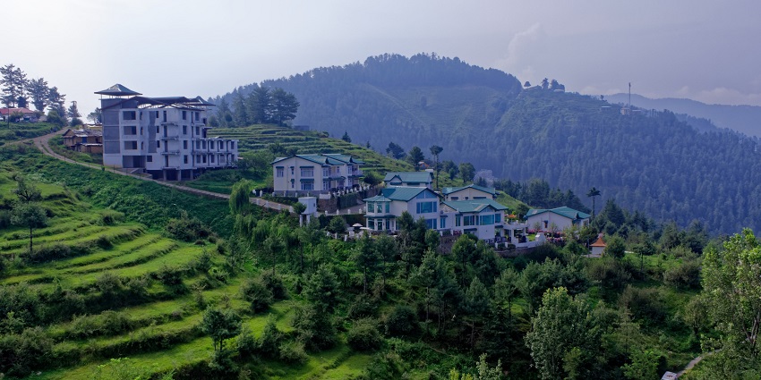 Image of Mashobra, a town in Shimla district surrounded by beautiful green mountains