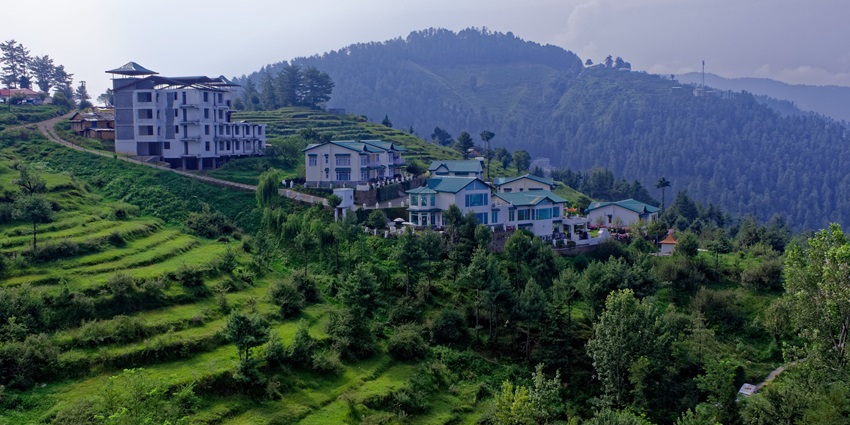 A picture of the lush expanse of Mashobra, one of the best hill stations near Anandpur Sahib