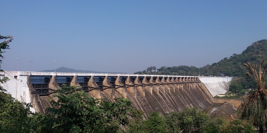 Clear waters of the Massanjore Dam in Jharkhand, with mountains in the backdrop.