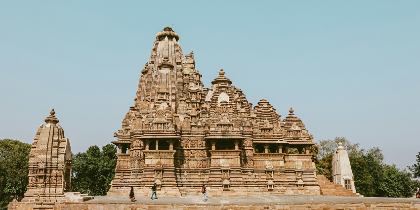 People waiting in groups for darshan at Matangeshvara Mahadeva Temple in Khajuraho.