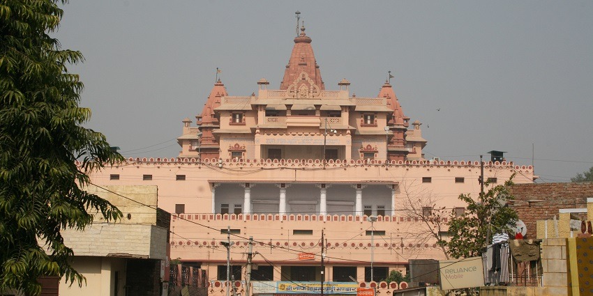A picture of a temple in Mathura taken from the front, showcasing its traditional architecture