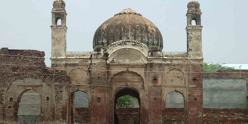 A picture of a historical monument near the Pipli Zoo with traditional architecture