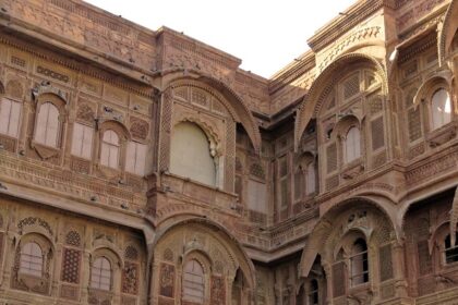 Sitting atop of a rocky hill overlooking the city, this hotspot in Jodhpur is beguiling.