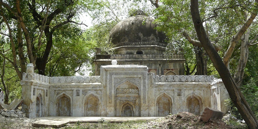 A tomb and wall mosque that is now in ruins but still holds historical significance.