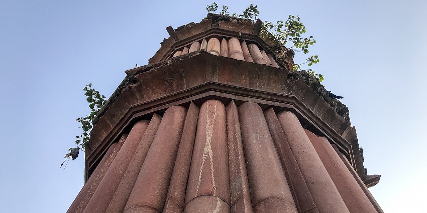 An image of the mini Qutub Minar, one of the places to visit in Janakpuri with friends.