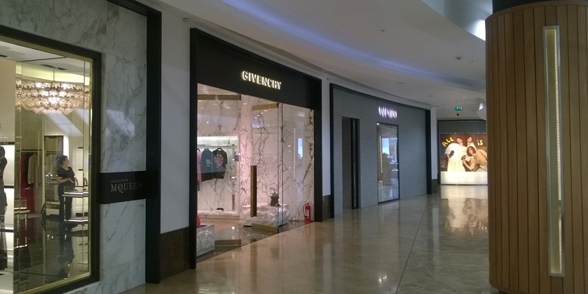 A picture of the interior of a shopping mall in Nathdwara with a luxury store along the corridor