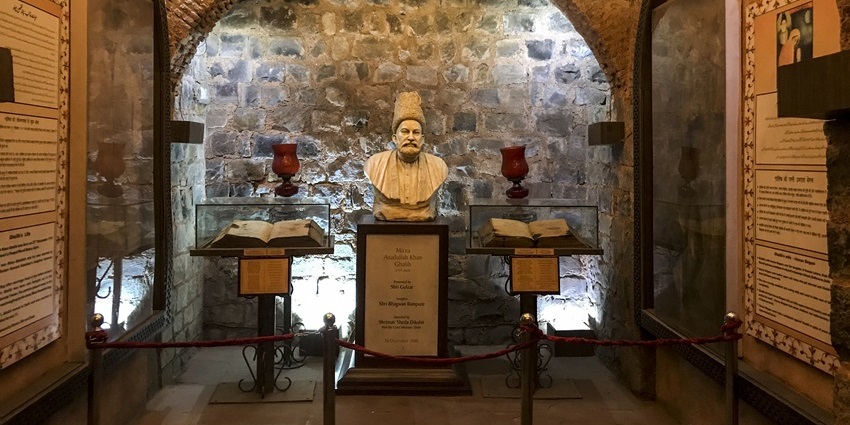 A heritage haveli in Ballimaran, showcasing Mirza Ghalib’s life through preserved artifacts and poetry.