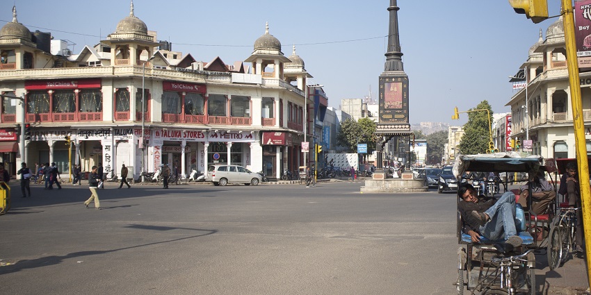 Mirza Ismail Road offers luxury boutiques and traditional Rajasthani craftsmanship.