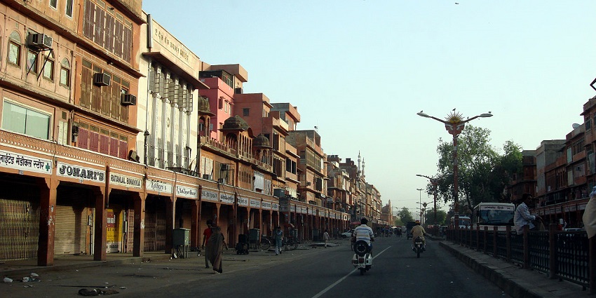 Mirza Ismail Road has a vibrant Jaipur street shopping area with luxury and affordable goods.