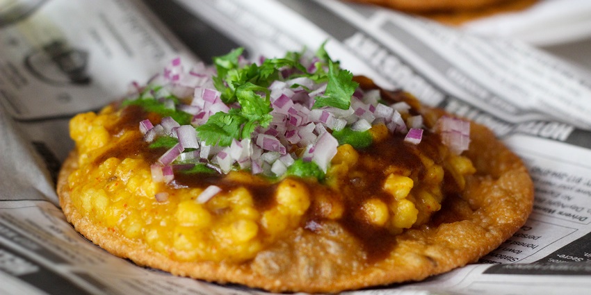 Mohit Pakwan Bhandar offers crispy Pakwan with spicy Chole, since 1985 to travellers.