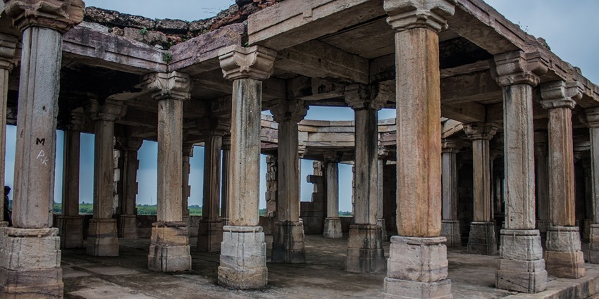 Pillars of Mokham Vilas, the best place to visit in Kishangarh, showcasing architecture.
