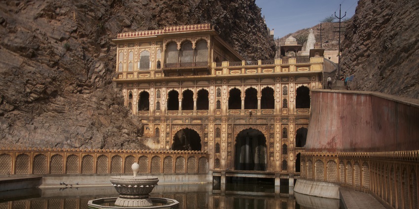 An image of the huge Galta Ji Temple, an interesting temple in the beautiful city.