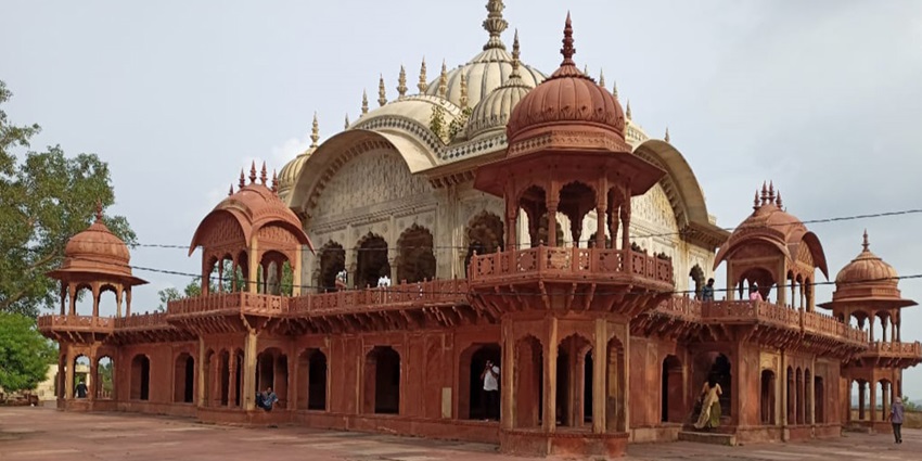 Exterior view of Moosi Maharani ki Chhatri, a historic cenotaph in Rajasthan, India.