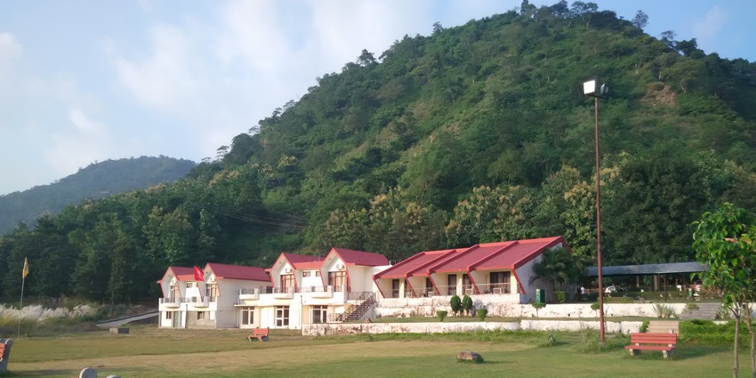 Enjoy the picturesque landscape of Morni hills during your weekend trip from Delhi.