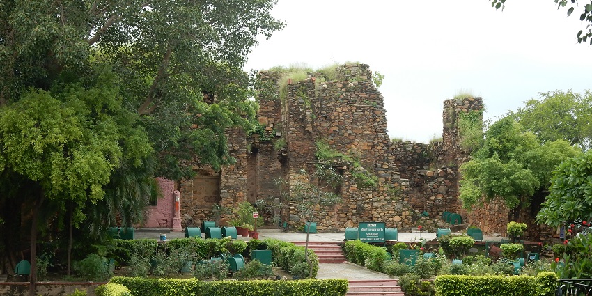 Moti Magri, located on a hill and surrounded by greenery, dedicated to a legendary warrior.