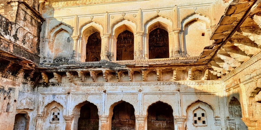A grand palace near Shrinathji Temple, showcasing intricate carvings and royal architecture, one of the best places to visit in Nathdwara.