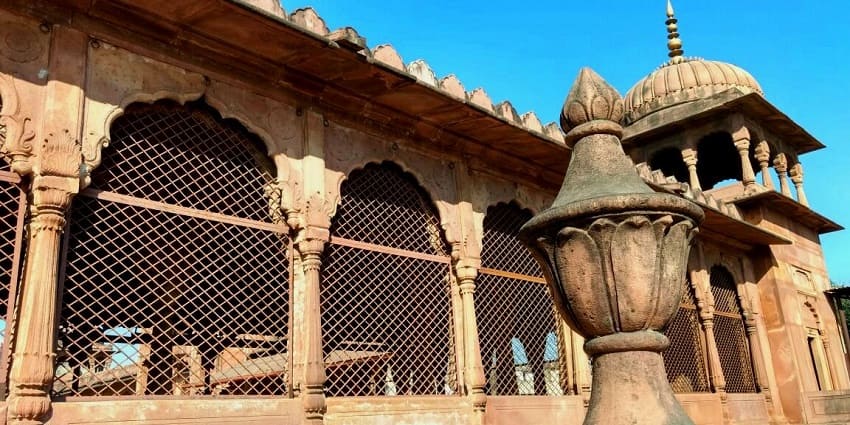 Moti Masjid in Bhopal, featuring a lotus-shaped projection, elegant minarets, and intricate carvings