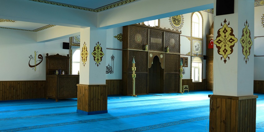 A glimpse of the notable Moti Masjid Mehrauli, one of the famous mosques in Delhi.