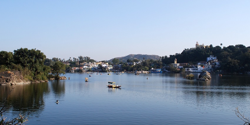 Mount Abu Summer Festival highlights Rajasthani culture with performances and fireworks.