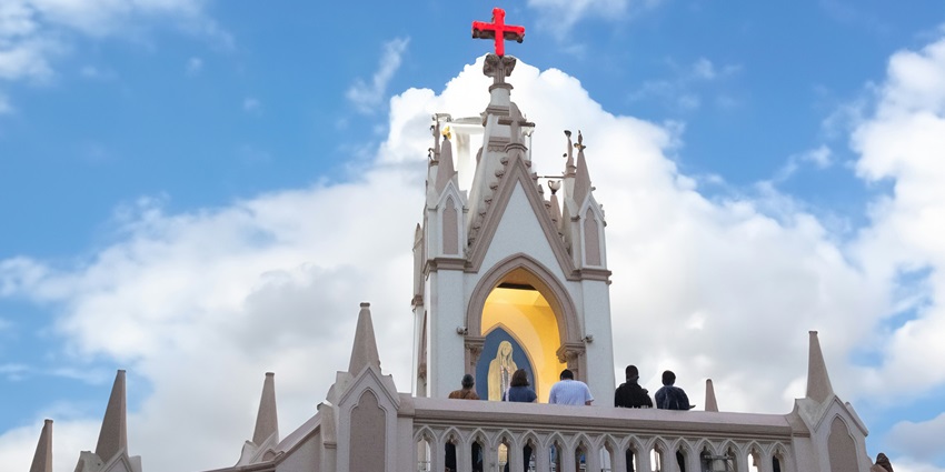 Tourist places in Bandra consist of the Basilica of Our Lady of the Mount and attracts many devoted visitors