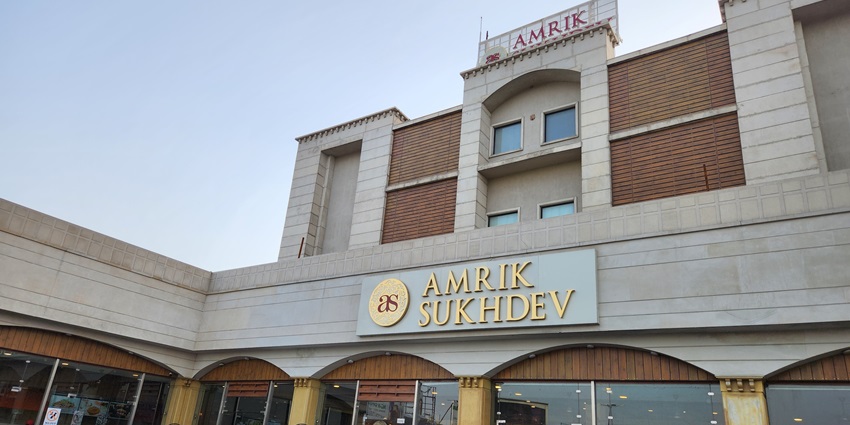 An image of Amrik Sukhdev Dhaba at Grand Trunk Road, Murthal, Haryana, India.
