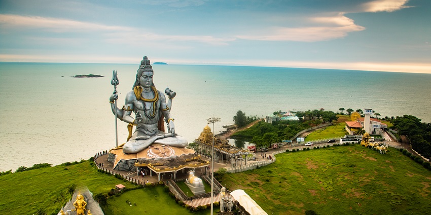 Murudeshwar Beach, is among the famous beaches near Coorg with crystal-clear waves.