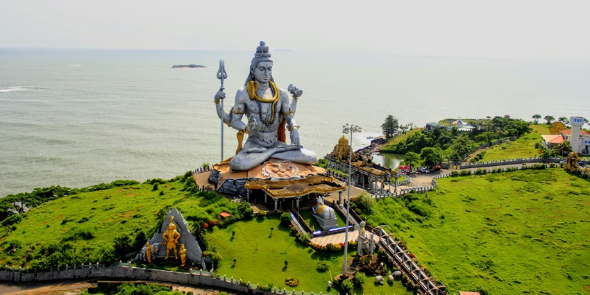 Murudeshwar Beach, is among the famous beaches near Belgaum with crystal-clear waves and the majestic Murudeshwar Temple in the backdrop.
